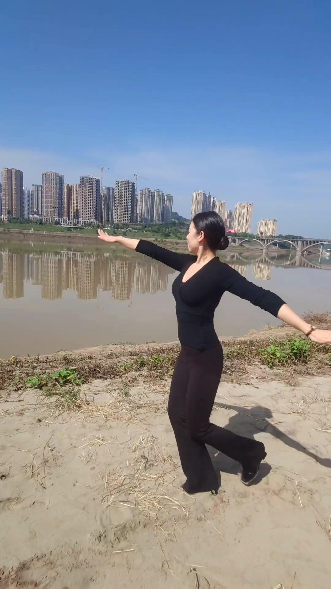 差点转晕了,四川的朋友可别模仿,小心转到河里变成美人鱼 自信丽人 女人爱自己