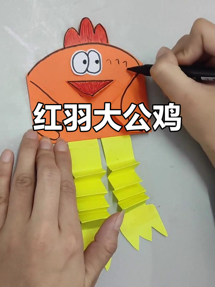 家里的大公鸡,红羽亮眼,步态优雅,眼神犀利