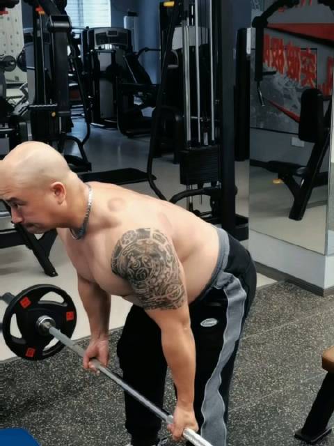 光头纸包肌肉男背部训练