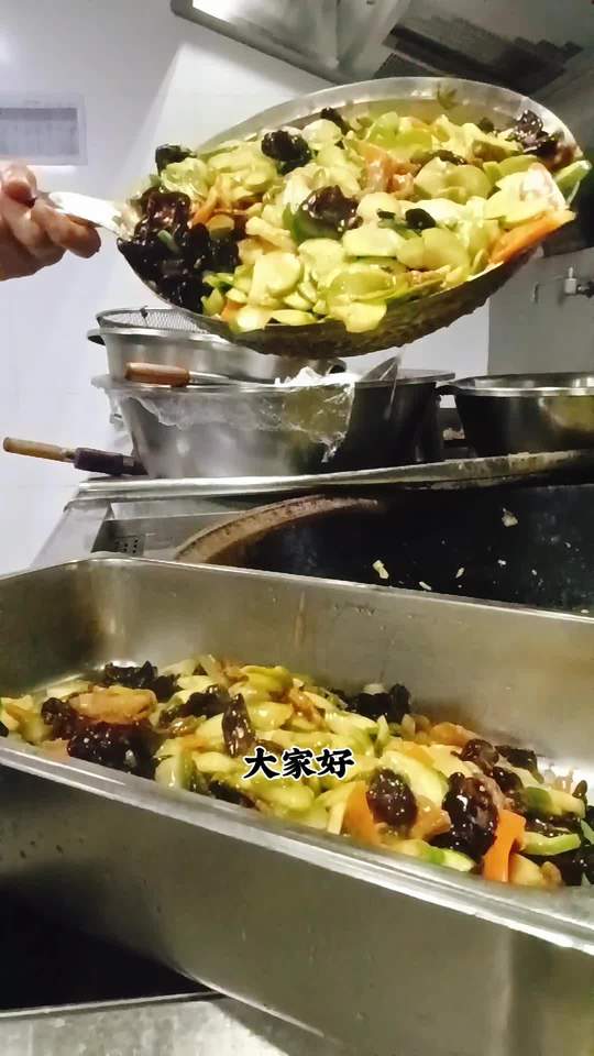 食堂大锅菜新鲜出炉啦