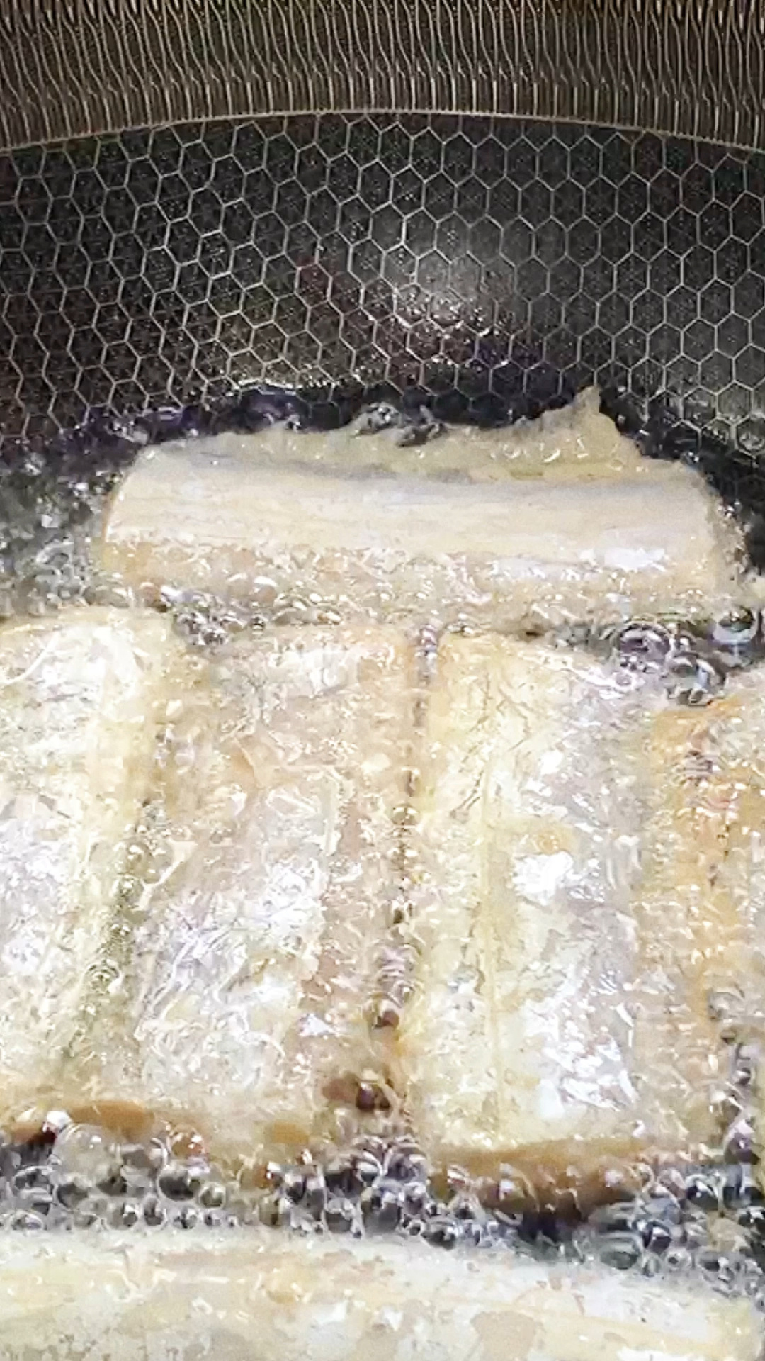 这才是香炸带鱼的好吃做法,外皮香酥肉鲜嫩