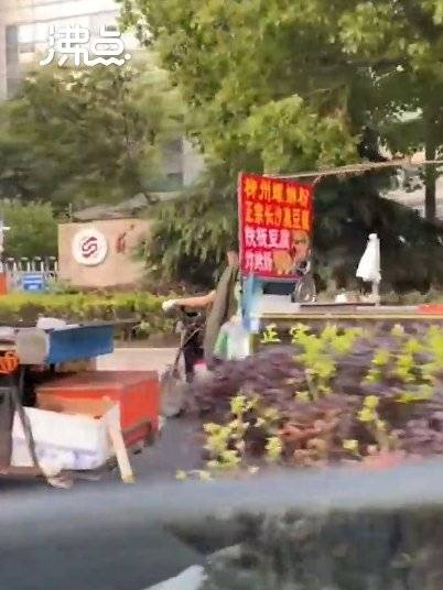 「摊主骑三轮跑路顾客开车狂追1小时:绕了4圈才拿齐所有小吃」5月3日,江苏苏州,袁先生与朋