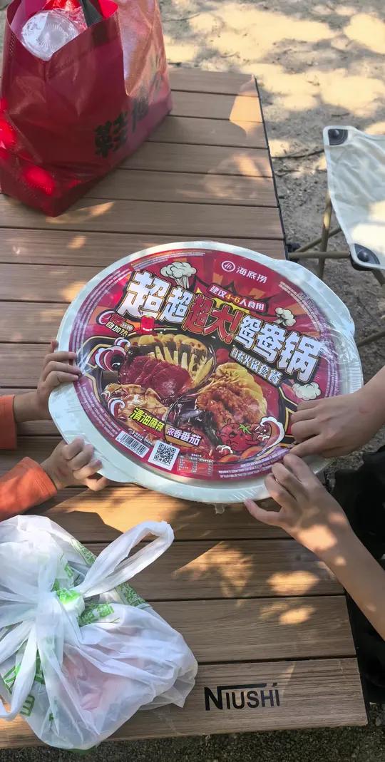 海底捞超大鸳鸯锅太适合露营啦,加点喜欢的配菜,绝绝子