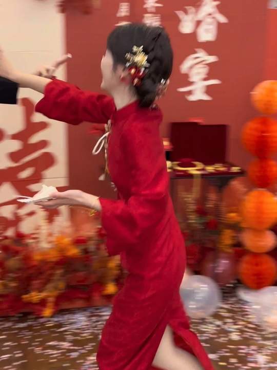 抹订婚蛋糕时差点打起来了