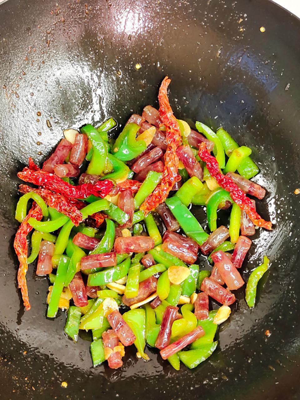 尖椒炒腊肠,第一步千万别弄错,好吃下饭操作简单 妈呀太香了 家常菜 一日三餐人间烟火简单而
