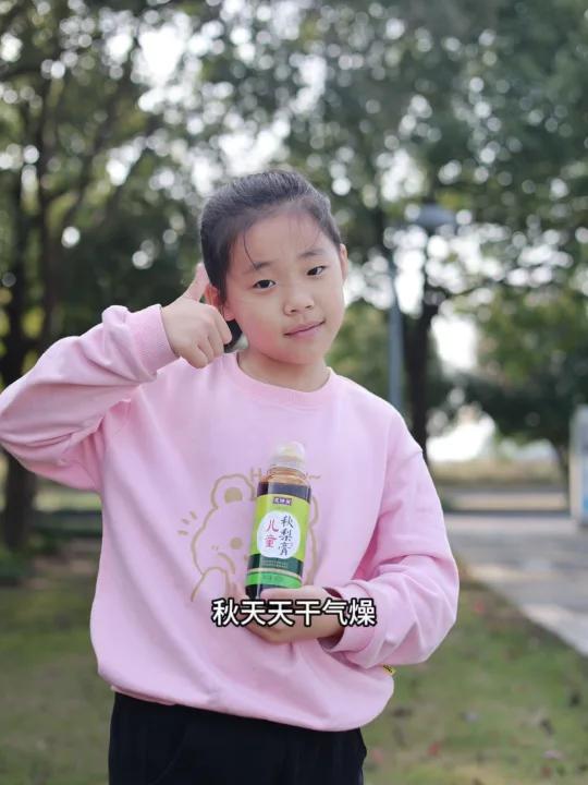 秋天天干气燥 小朋友很容易上火 作为二胎宝妈 家里常备秋梨膏就很有必要了 恩济堂的梨膏有百