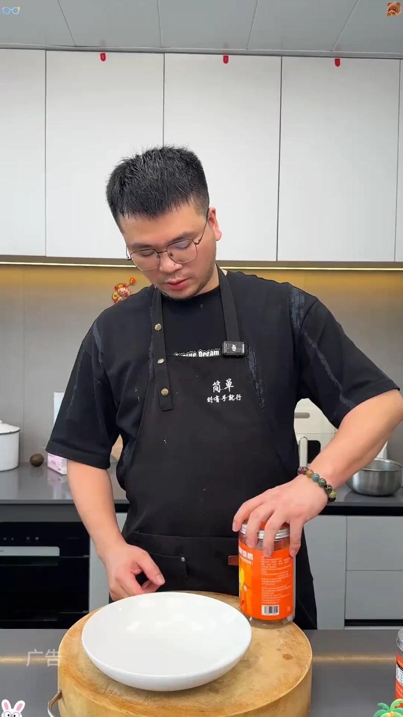 脱骨侠的鸡爪真的好吃,夏天冰一下,冰冰爽爽的真的太棒了,而且没有科技吃的也放心 今天吃啥