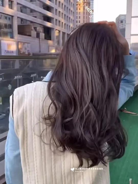 背影都这么好看 发量少细软服帖必备爱了 21年最法式烫发,细软服帖发质中长发不容错过的法式