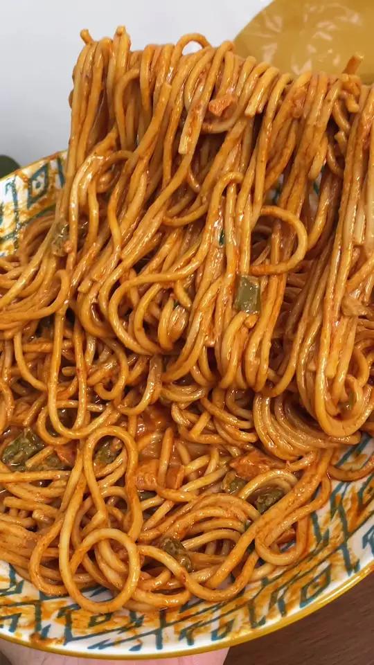 不用去武汉在家也能吃到正宗的 热干面了！就是这个蔡林记家的，还是老字号品牌！每根面条都裹满