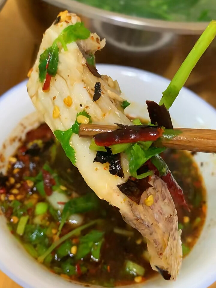 小花家的胡辣子蘸水配清汤鱼,太绝了啊我爹!