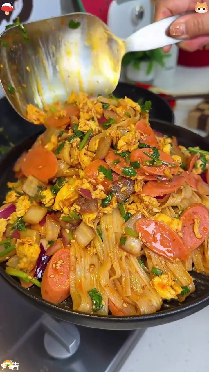 别再去路边摊吃烤冷面 了 自己在家做 好吃还实在 嘎嘎好吃 东北烤冷面 解馋 夜宵吃什么