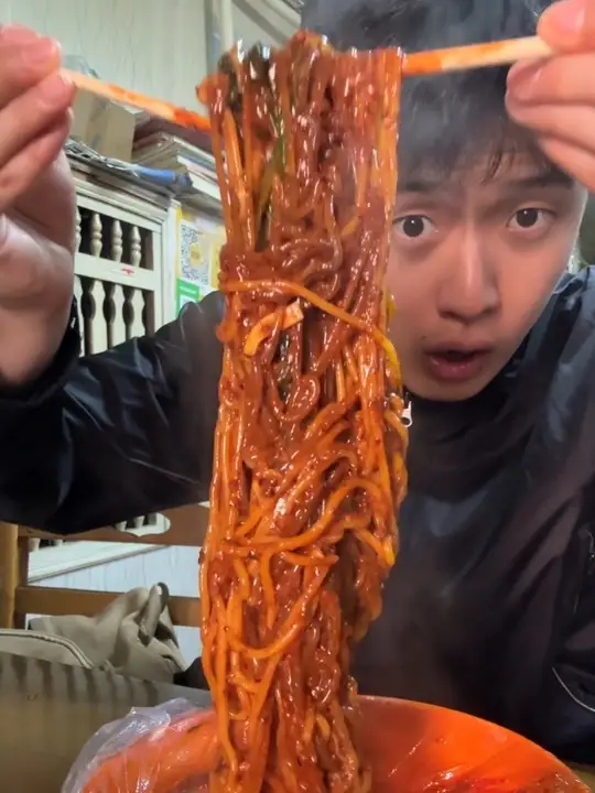 今天品尝黏糊版川天椒麻辣烫,超有食欲!