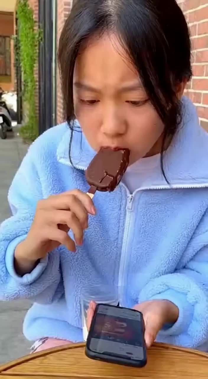 咬口巧克力冰棍,手机都不香了