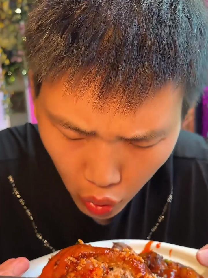 肘子捞饭兄弟们重庆的大肘子真的不开玩笑嘎嘎好吃