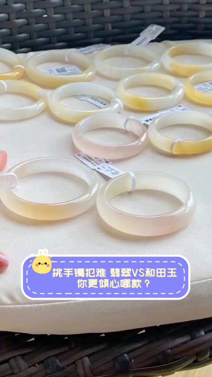 挑手镯犯难,翡翠VS和田玉,你更倾心哪款?