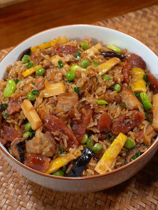 火爆餐厅的五花肉春笋腊肠焖饭,鲜香又美味