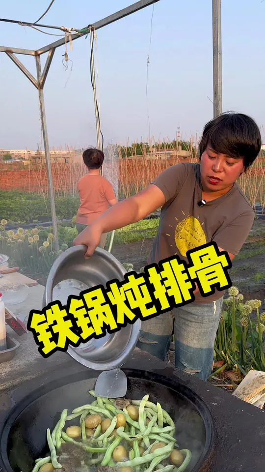 乡村生活记录：用铁锅炖出地道排骨美味