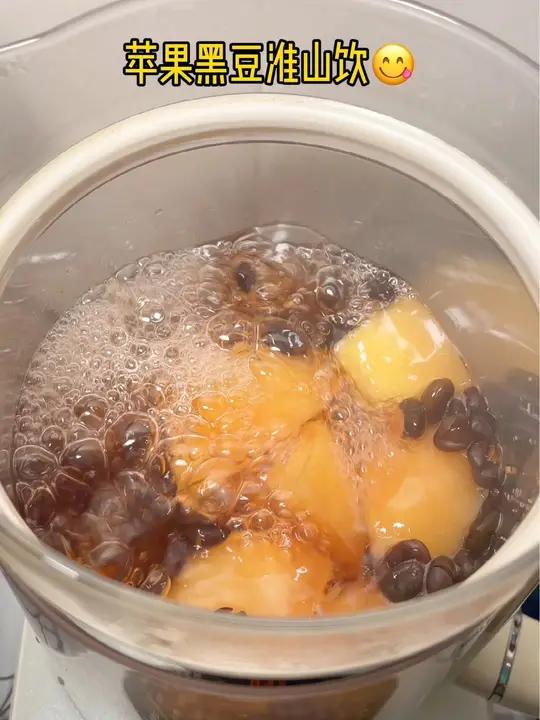 下雨天,给家人煲上一壶神奇的 苹果黑豆淮山汤 搭配简单又精妙,隔三差五来一杯,一家老少都爱