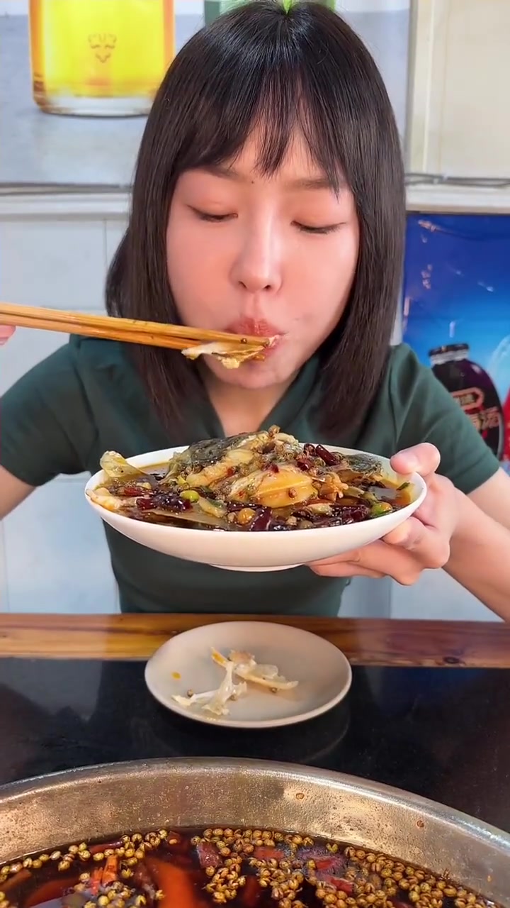 重庆南坪老店吃麻辣鱼头梭边鱼,花椒辣椒铺满锅超巴适