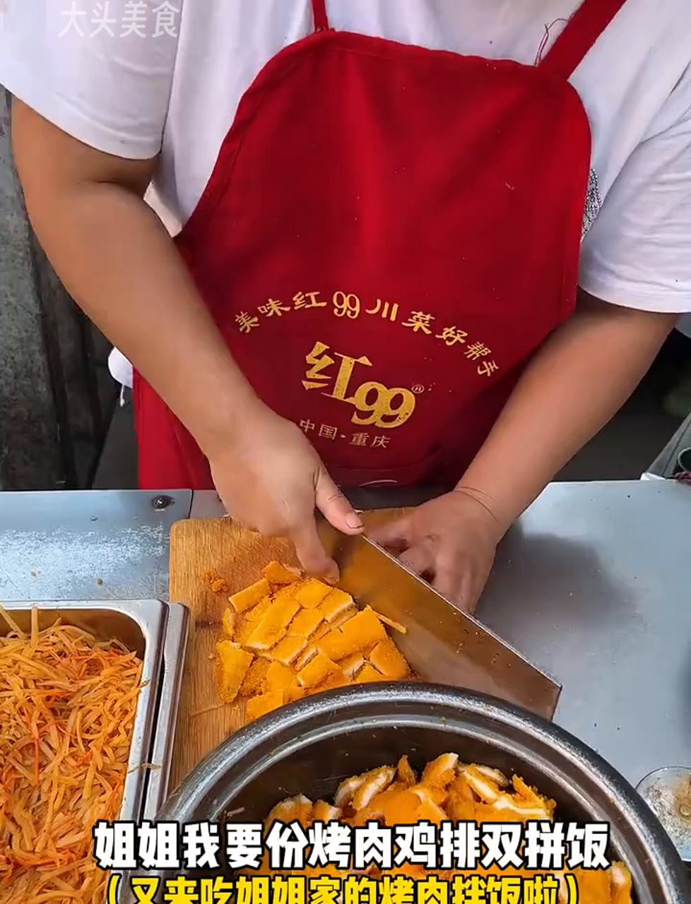 路边摊的烤肉拌饭，肉蛋俱全，竟然只要10元，分量太足了！