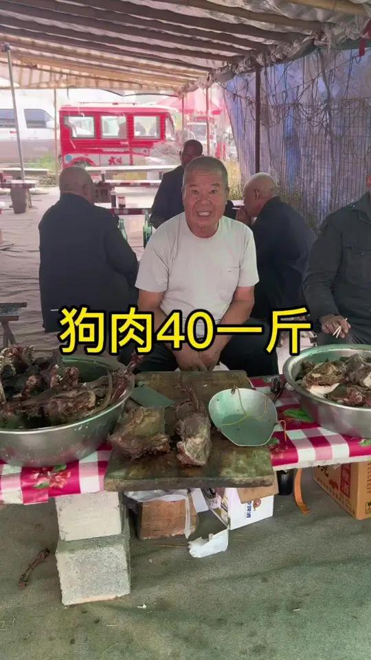 山东临沭大集“狗肉摊”40一斤,粉丝要求拍摄,别骂我,不喜欢看滑走