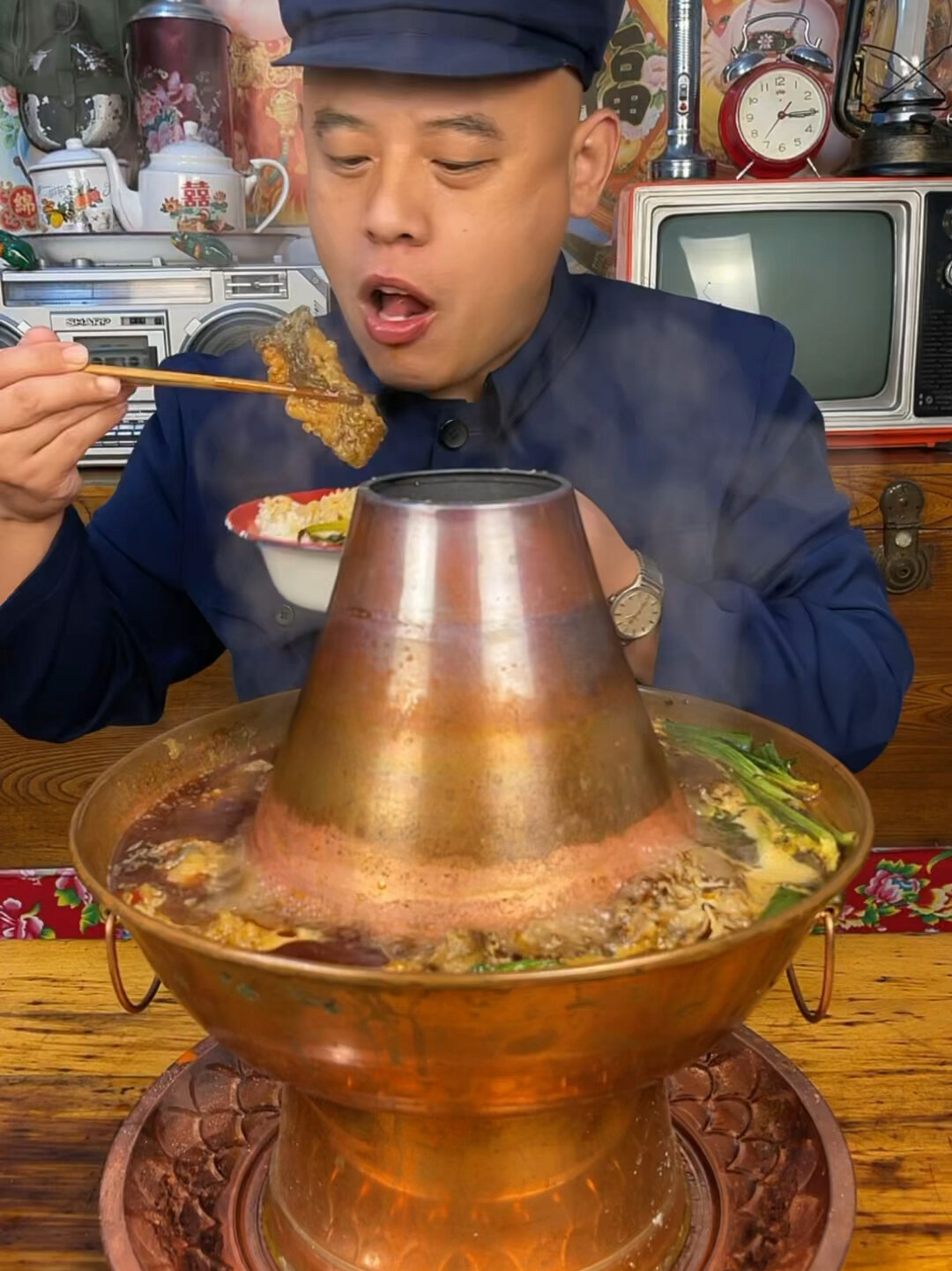 今天做的鲶鱼羊肉蔬菜铜火锅太香了!