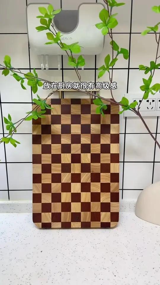 这种棋盘格菜板不仅好用颜值真的高 无漆无蜡 耐砍耐剁不掉屑 抗菌防霉 超推荐