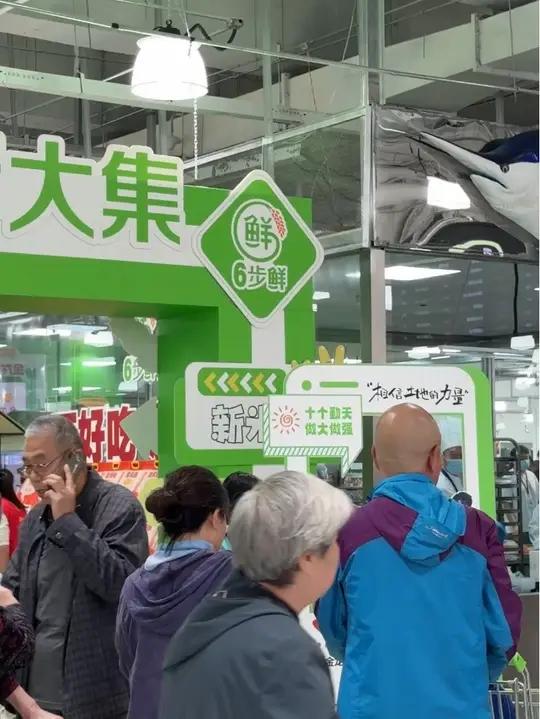 开心大集开业,金龙鱼新大米上市!胜利桥东开心大集太热闹了!入口处品尝了金龙鱼的六步鲜新大米