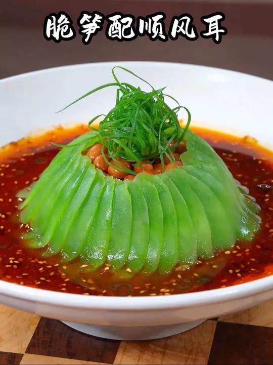 用猪耳朵搭配脆嫩的莴笋,再浇上川味口水鸡料汁,味道麻辣鲜香,装盘美观大方