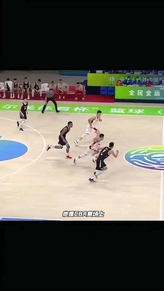 就是亚洲第一控卫郭艾伦,突破能力极强的本土后卫