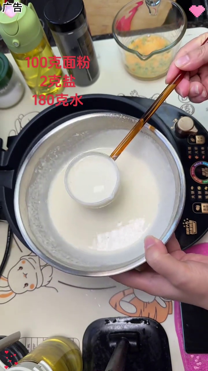 烙饼选宽一点的铲子,一推一大片,新手都能一次性成功!但不要买到塑料铲子哈不能耐高温,我用的