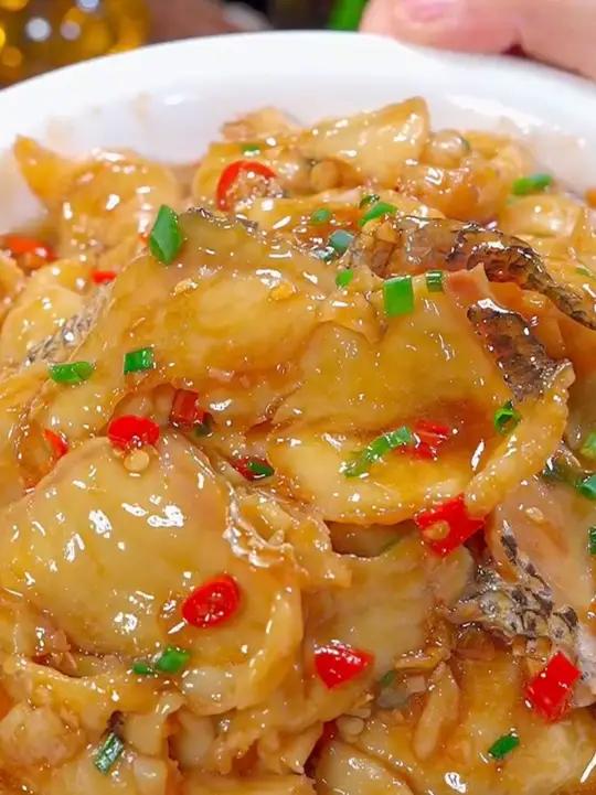 Y 今天做了蒜香黑鱼片,鱼肉鲜香嫩滑,无骨无刺,蒜香浓郁好吃又下饭