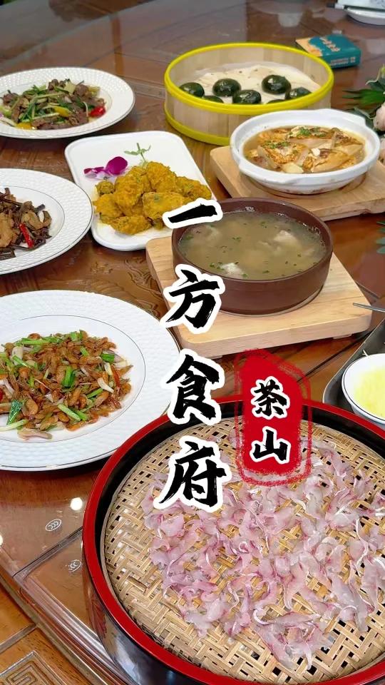 本地人也来排队的客家菜,客家鱼生好受欢迎呀!