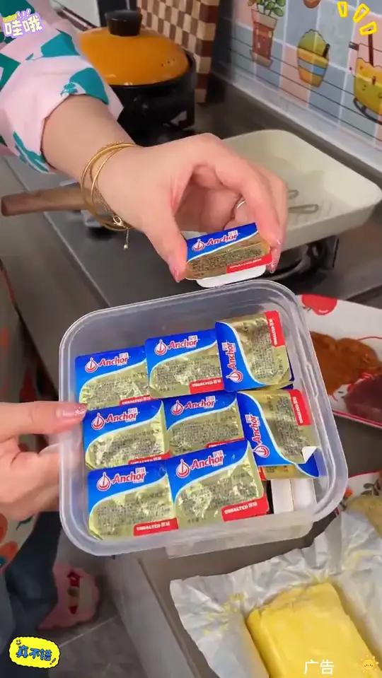 新西兰进口安佳黄油独立小包装吃起来很方便,抹在面包上就可以直接吃,平时给孩子煎鸡蛋,煎牛排