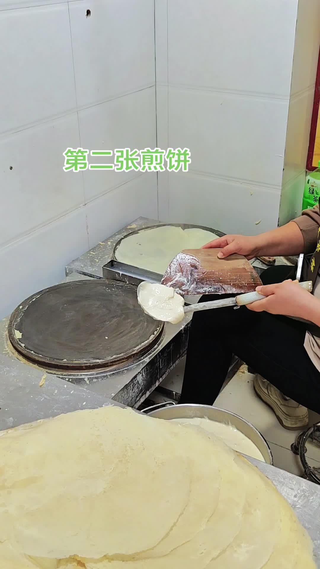 营业额每天七八Q 临沂的老板添加项目来学习菜煎饼 一直在做小吃 领导四五个大姐一起干 菜煎