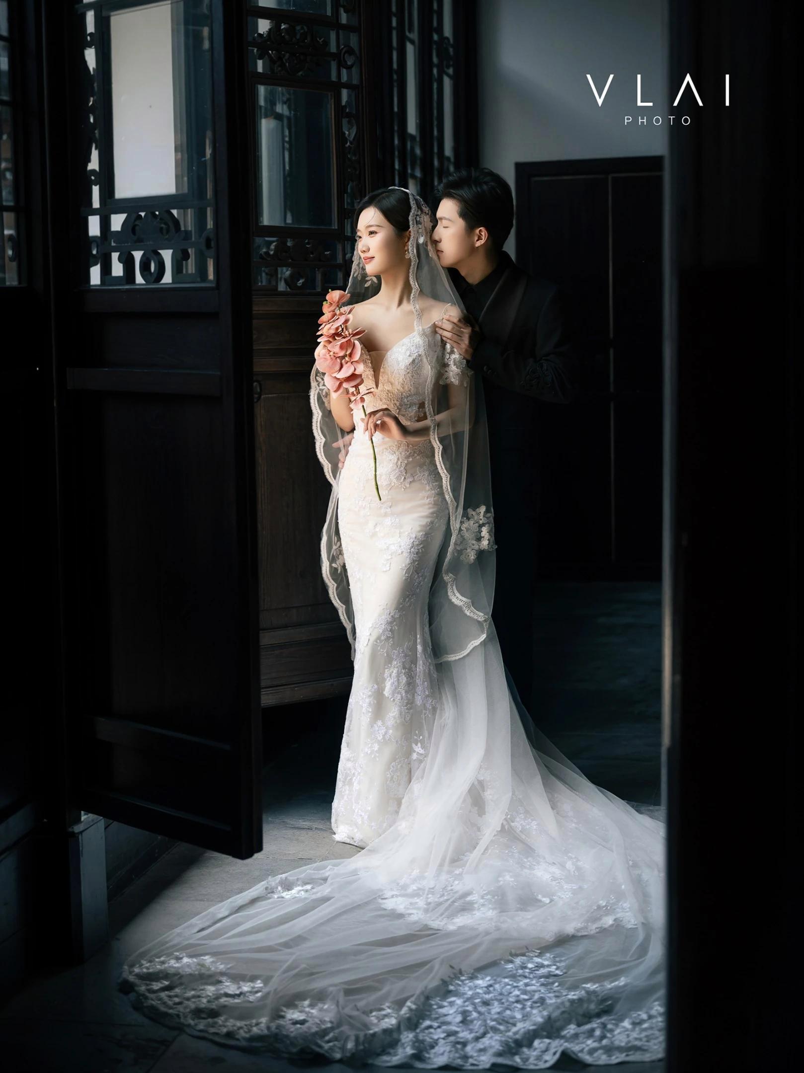 绝美新中式婚纱照|园林邂逅鱼尾婚纱的浪漫 光影透过雕花窗棂洒落,裙摆拂过石阶,仿佛听见千年