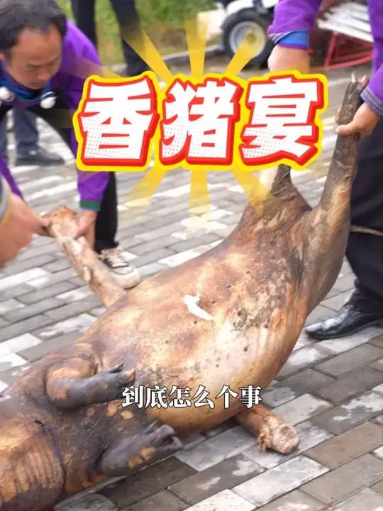 大口吃肉!7月24日,凉山昭觉火普村火把节正热闹,淳朴好客的村民拉着记者一起吃喷香的“揭锅