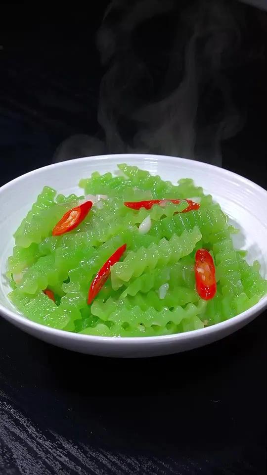 以后莴苣买回家你就像我这么炒,好看又好吃,平常不爱吃蔬菜的小朋友都能多吃两口 炒莴苣
