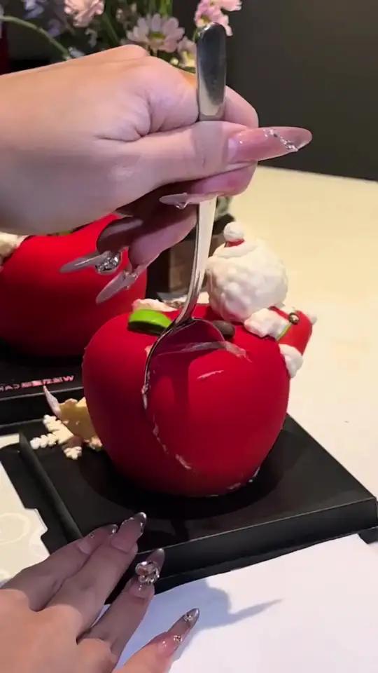 这是可以吃的苹果小蛋糕～w法式蛋糕让人无法拒绝的蛋糕平安夜礼物圣诞氛围感拉满这个蛋糕是懂浪