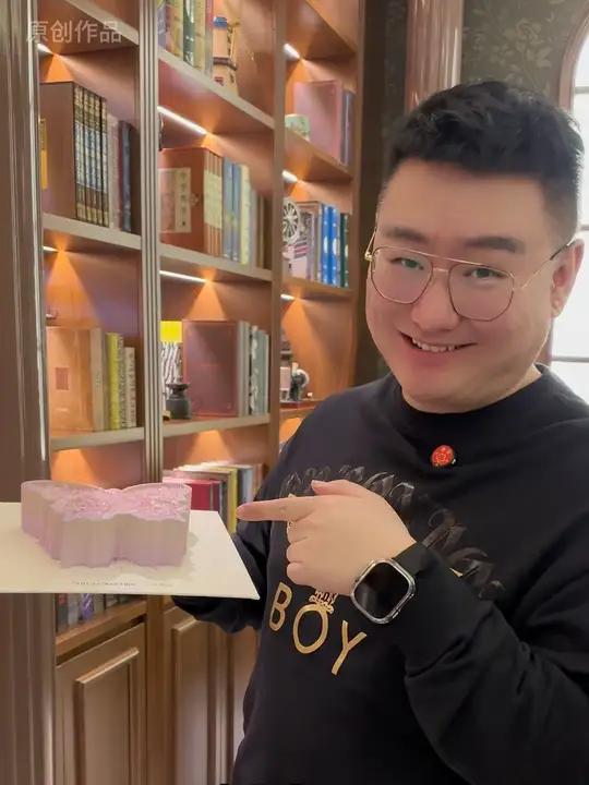 三与叁山新出的这款幸运蝶慕斯蛋糕,真的太绝了!赶快给你的女神安排一个吧
