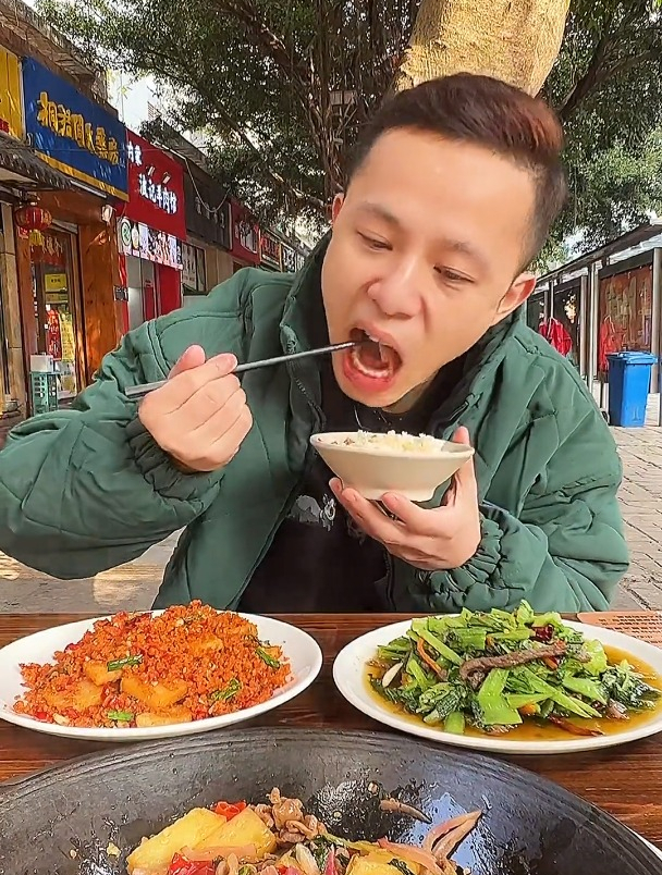 被朋友安利的黔江鸡杂，好吃得直接刨，3碗毛干饭！