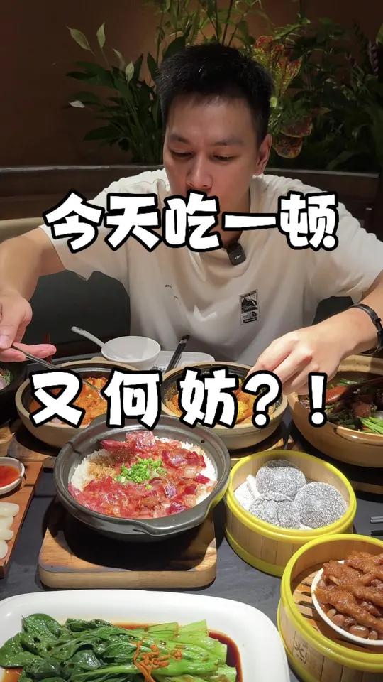 报告!昨天晚上拍了火啫啫!汇报给各位老师,鸡还行!然后五花肉很下饭,然后那个煲仔饭觉得好吃