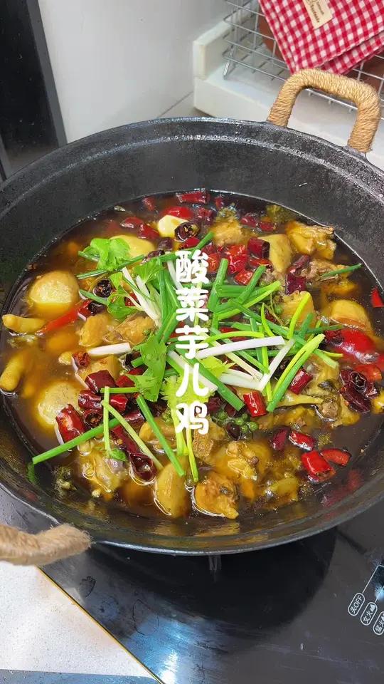酸菜芋儿鸡,鸡肉鲜嫩不柴还有糯叽叽的芋头配上酸辣的汤汁真的是开胃又下饭!