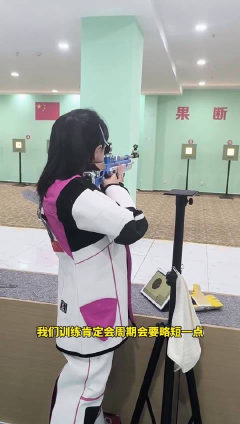 「贵州一地射击队进校园选拔好苗子」近日,贵州兴义。黔西南州射击队进校园选拔射击运动员,神枪