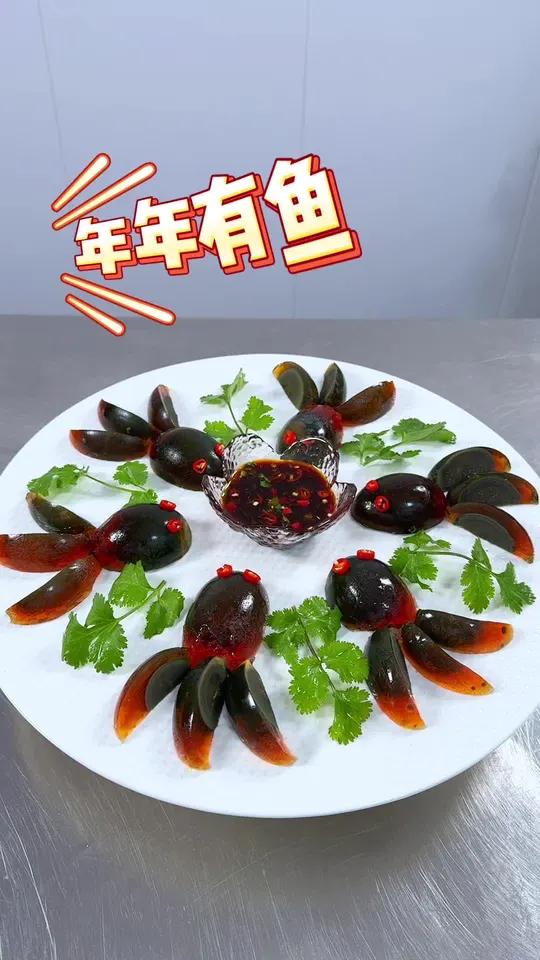 皮蛋简单操作就能变成金鱼的样子,再配上酸辣汁,寓意年年有鱼