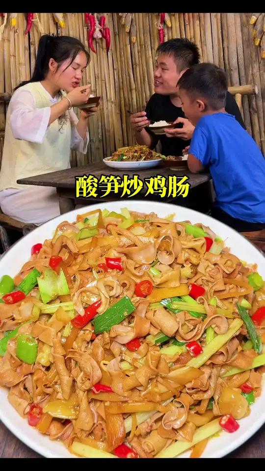 鸭肠不一定要烫火锅才好吃,拿来炒也是非常好吃的,酸酸辣辣的很是开胃。2024新农人计划 乡