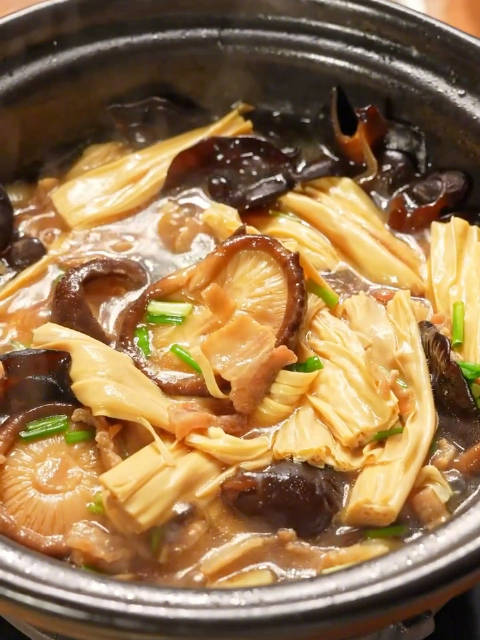 营养又美味的五花肉素什锦煲来了~香浓的酱汁包裹着每一块肉片,嫩滑鲜香,汤汁浓郁,让人回味无