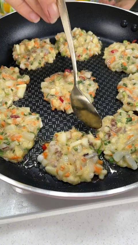 中午吃什么「鱿鱼饼」超级超级鲜香的鱿鱼饼,做法简单,大人小孩都爱吃~ DIY-私房菜