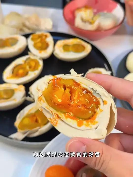 各个都是一蛋双黄!蛋黄多!蛋清少!松沙、软糯、流油、不咸鸭蛋双黄蛋烤海鸭蛋流油海鸭蛋☆