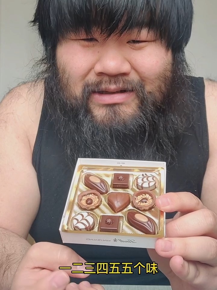 瑞士莲家的mini型巧克力包装上充满了各种祝福的词语炒鸡和谐